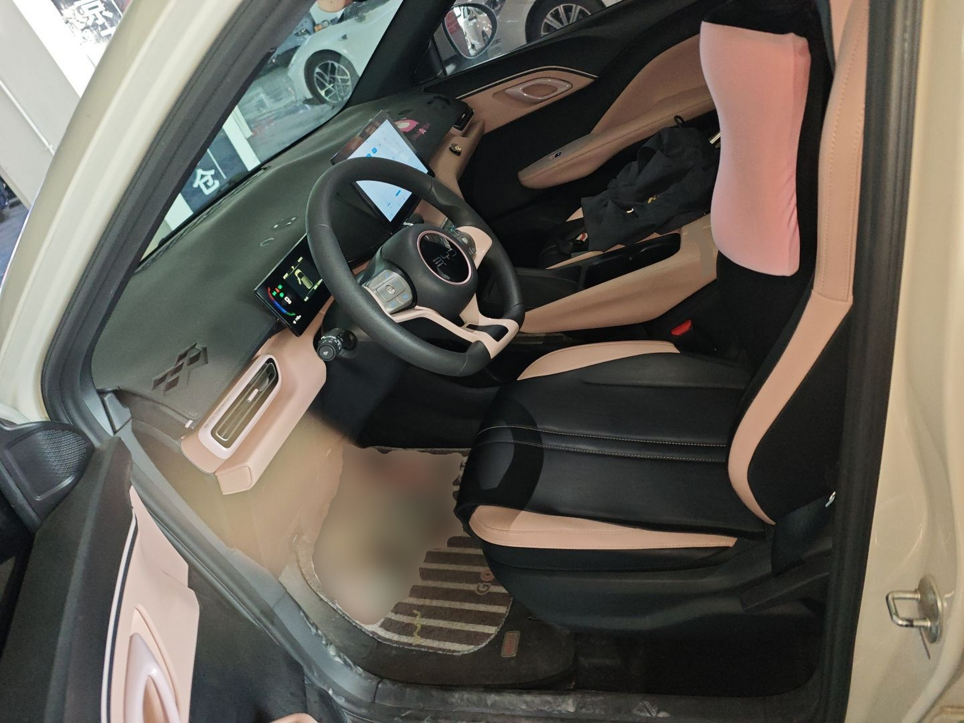 المقاعد الأمامية داخل السيارة