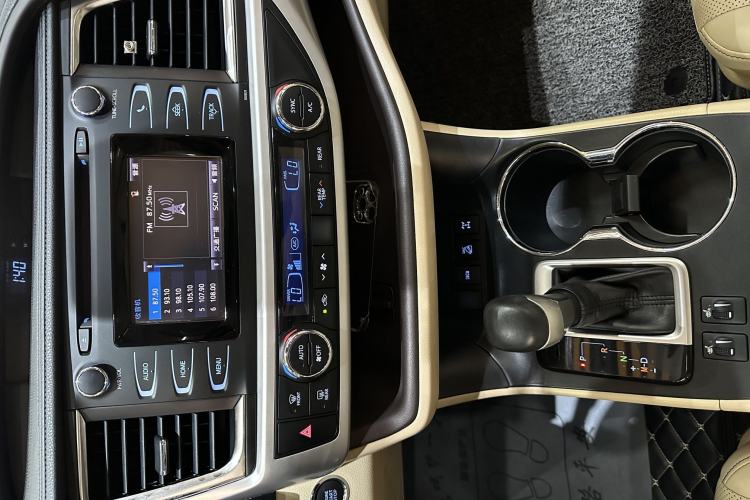 Used Toyota Highlander 2018 2.0T Four-Wheel Drive Luxury Edition 7 Seats China V Emission Standard Interior 8