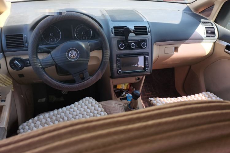 Used Volkswagen Touran 2011 1.4T Manual Zhiya Edition 5 Seats Center Console