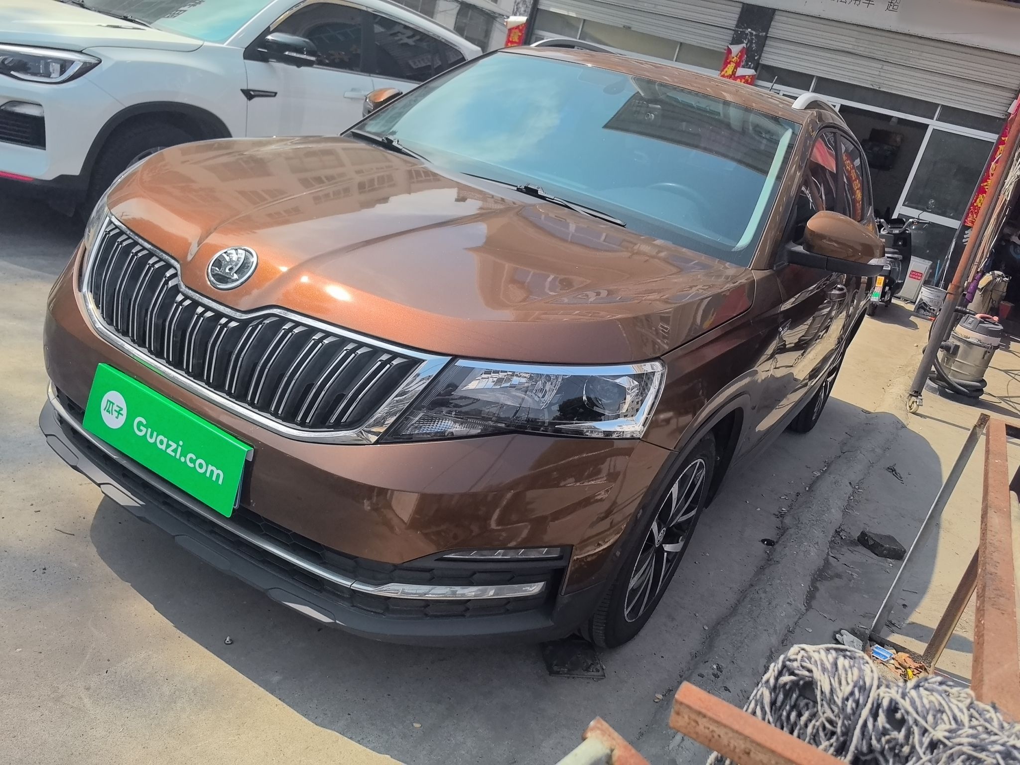 Под передней частью автомобиля