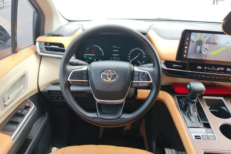 Used Toyota Sienna 2023 2.5L Hybrid Comfort Edition
