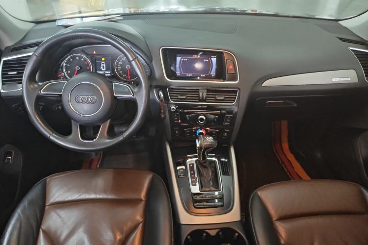Used Audi Q5 2017 Plus 40 TFSI Ambition Model Center Console