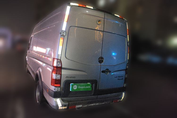 Used Foton Toano 2023 Cummins 2.8T Manual Jixiang Van Extended Wheelbase Mid-Roof Design Rear Dual Tires 3-Seater Configuration
