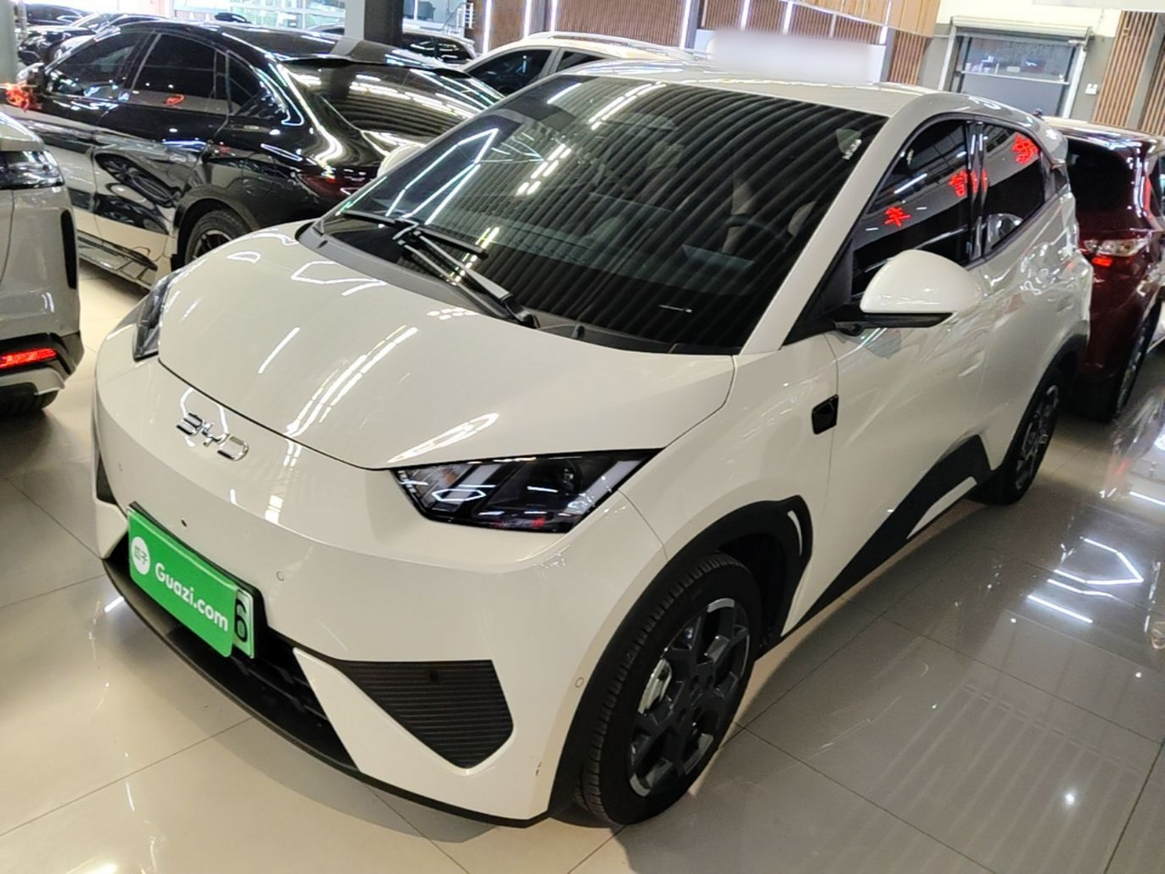 Unter der Vorderseite des Autos