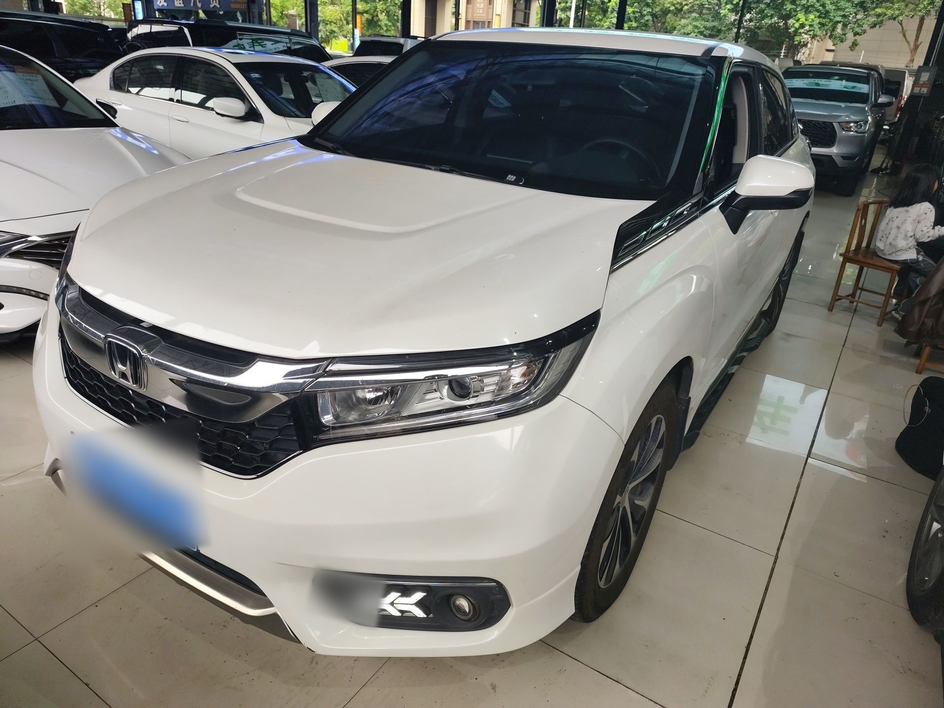 Под передней частью автомобиля