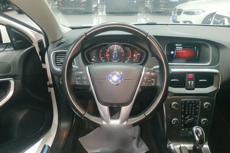 Used Volvo V40 2015 1.6T Zhiya Edition
