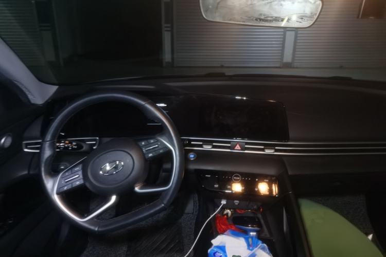 Used Hyundai Elantra 2021 1.5L CVT LUX Prestige Edition Center Console