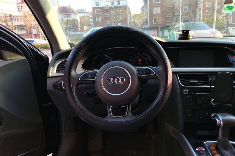 Used Audi A4L 2013 35 TFSI Automatic Standard Model Steering Wheel