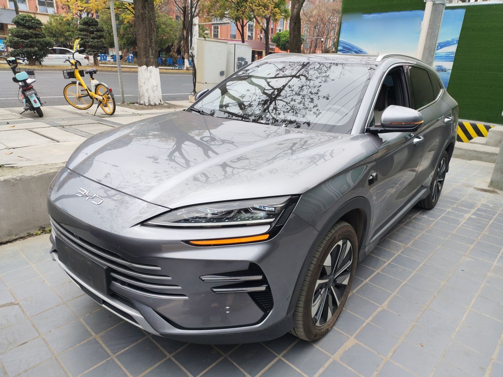 Под передней частью автомобиля