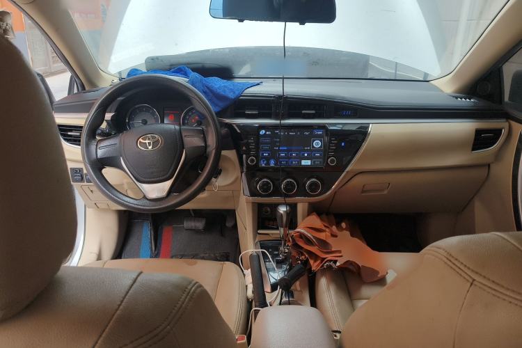 Used Toyota Corolla 2014 1.6L CVT GL-i Center Console