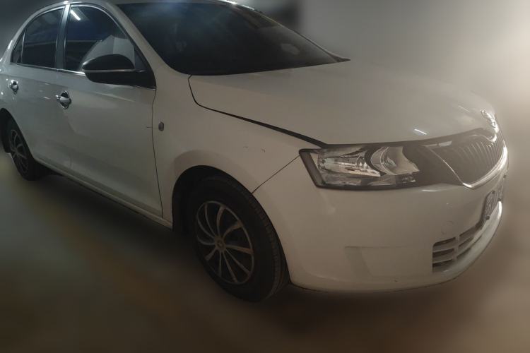 Used Skoda Rapid 2016 1.6L Manual Front-Wheel-Drive Version Front Right 45 Deg