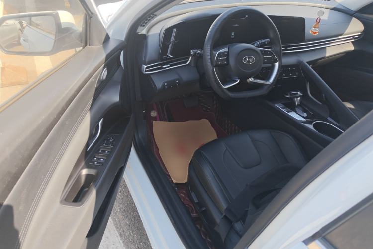 Used Hyundai Elantra 2022 1.5L CVT LUX Prestige Edition Driver Seat