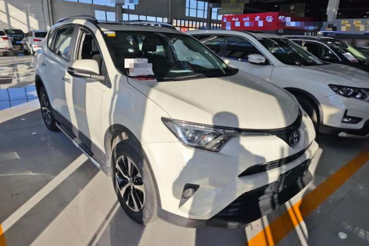 Used Toyota RAV4 2016 2.0L CVT Two-Wheel Drive Fashion Edition China V Standard
