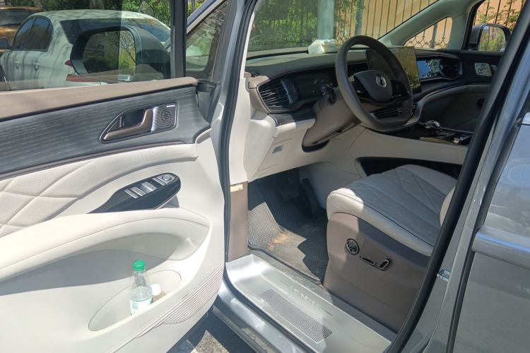 Used Denza D9 2022 DM-i 970 Four-Wheel Drive Prestige Model Driver Seat