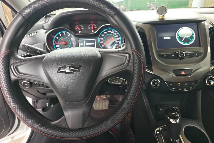 Used Chevrolet Cruze 2018 320 Automatic Pioneer Sunroof Edition Center Console