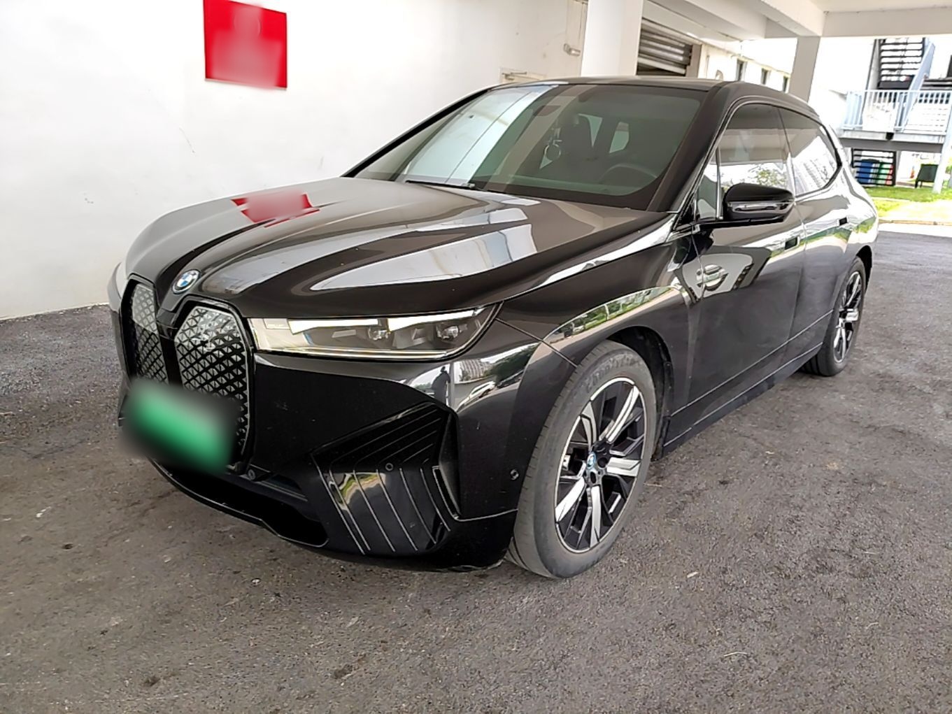 Unter der Vorderseite des Autos