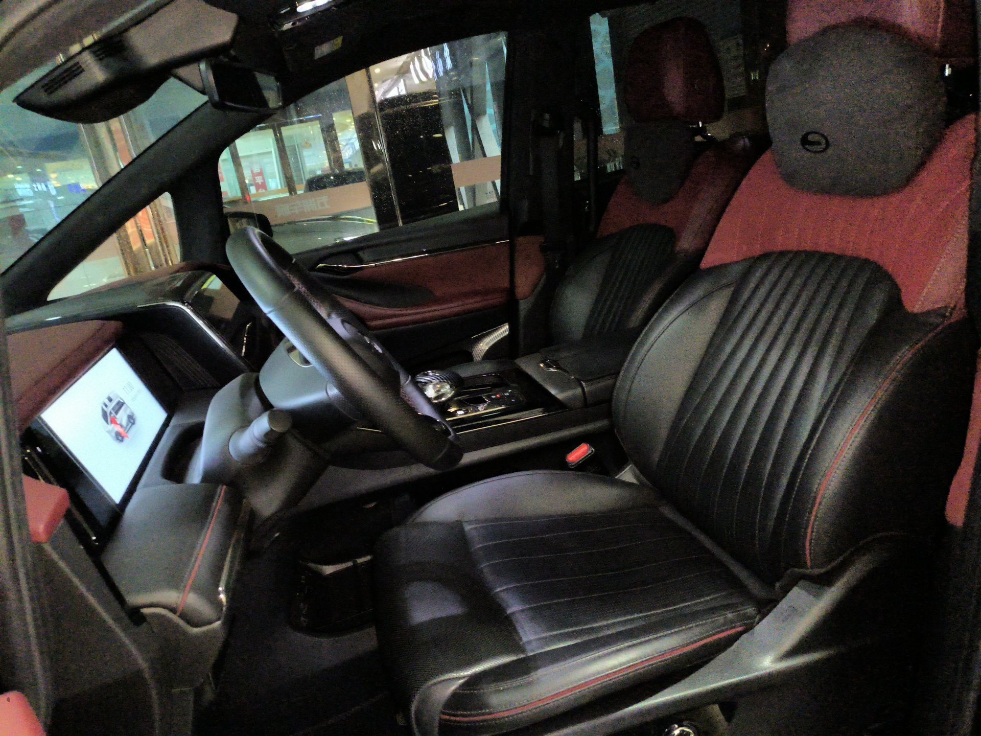 المقاعد الأمامية داخل السيارة