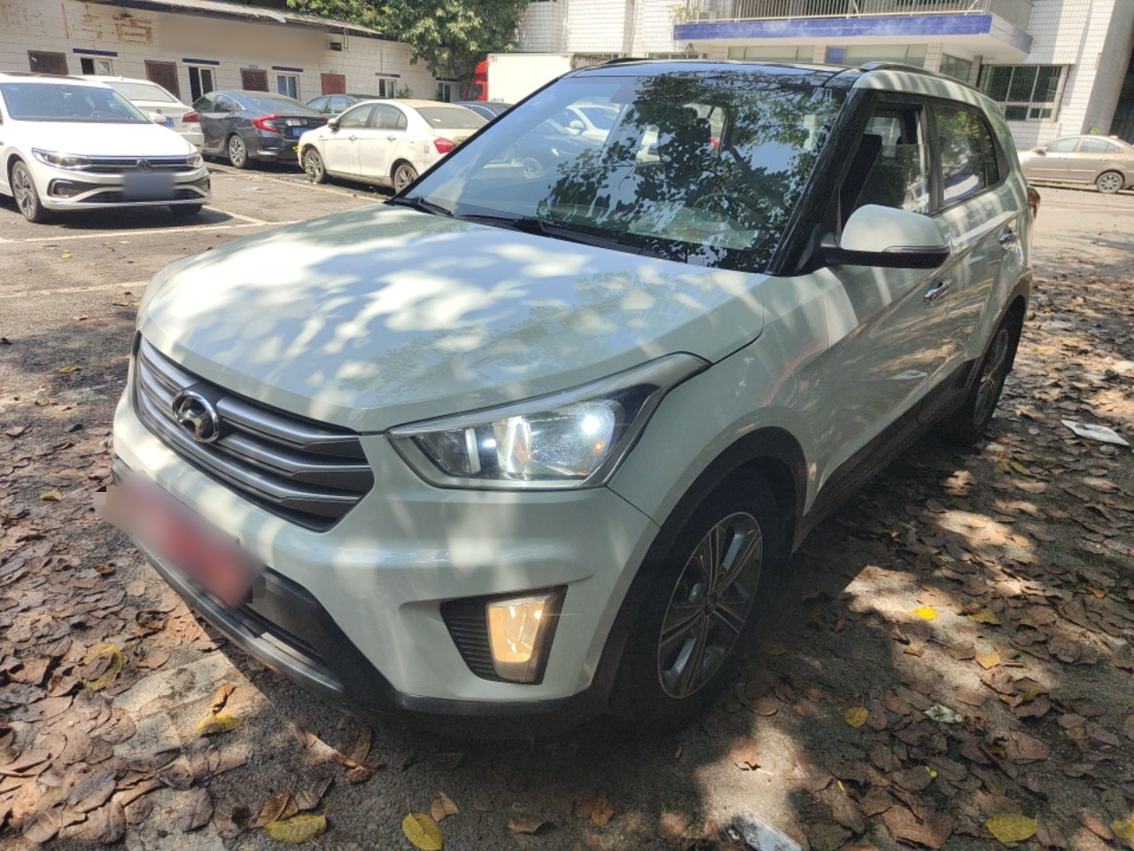 Под передней частью автомобиля