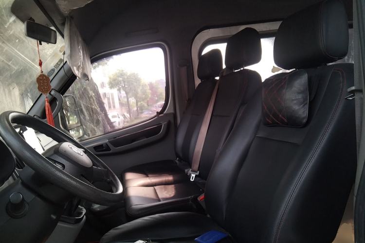 Used Dongfeng Yufeng 2018 2.3TA100 Standard Edition Logistics Vehicle Short Wheelbase Mid-Roof Design 5-9 Seater Powered by WP2.3 Left Front Seat