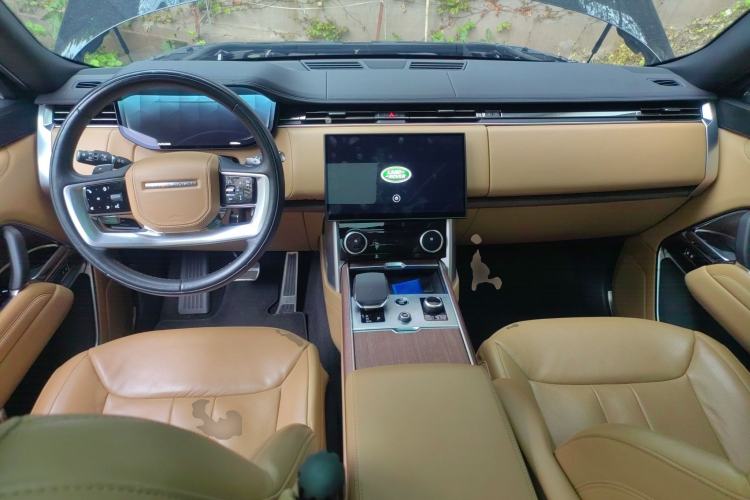 Used Land Rover Range 2023 3.0 L6 360 PS Grand Edition Center Console