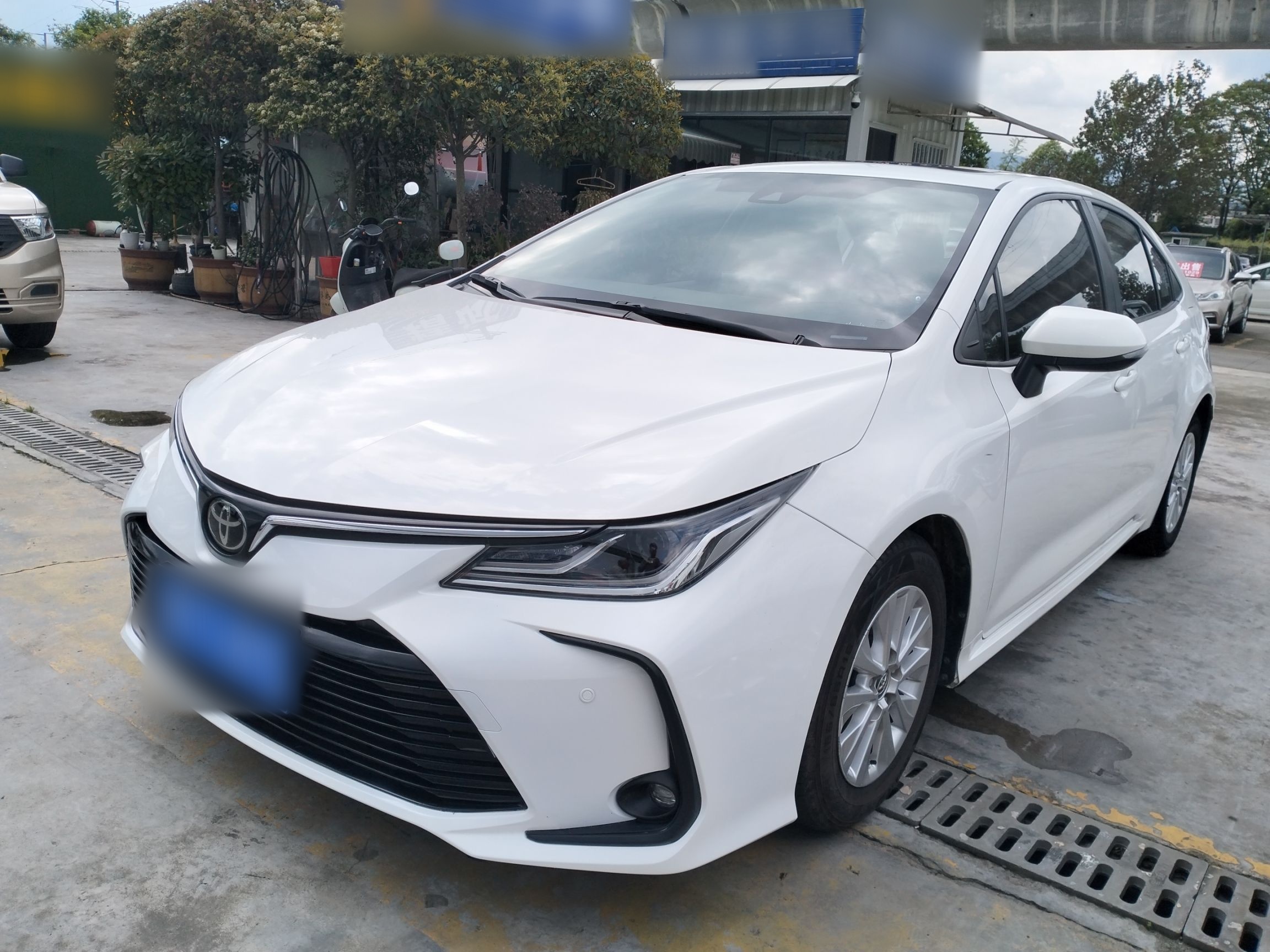 Под передней частью автомобиля