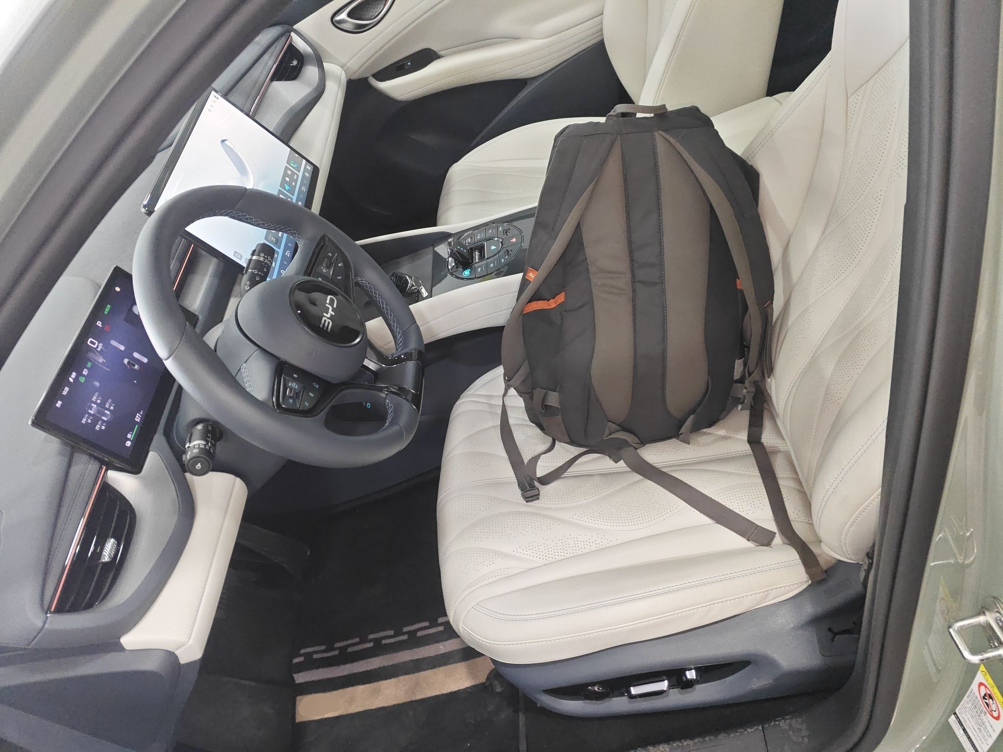 Переднее сиденье в автомобиле