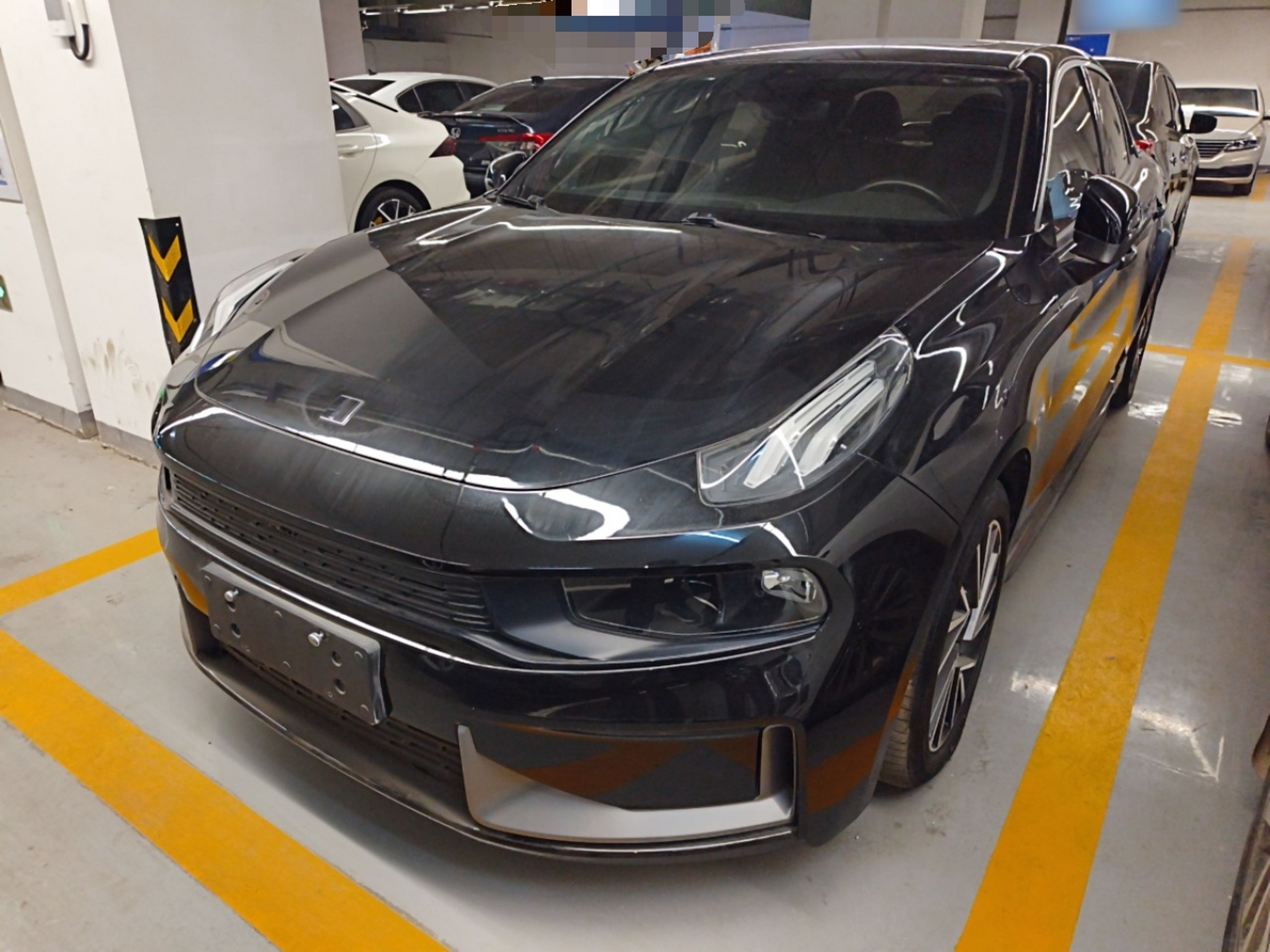 Под передней частью автомобиля