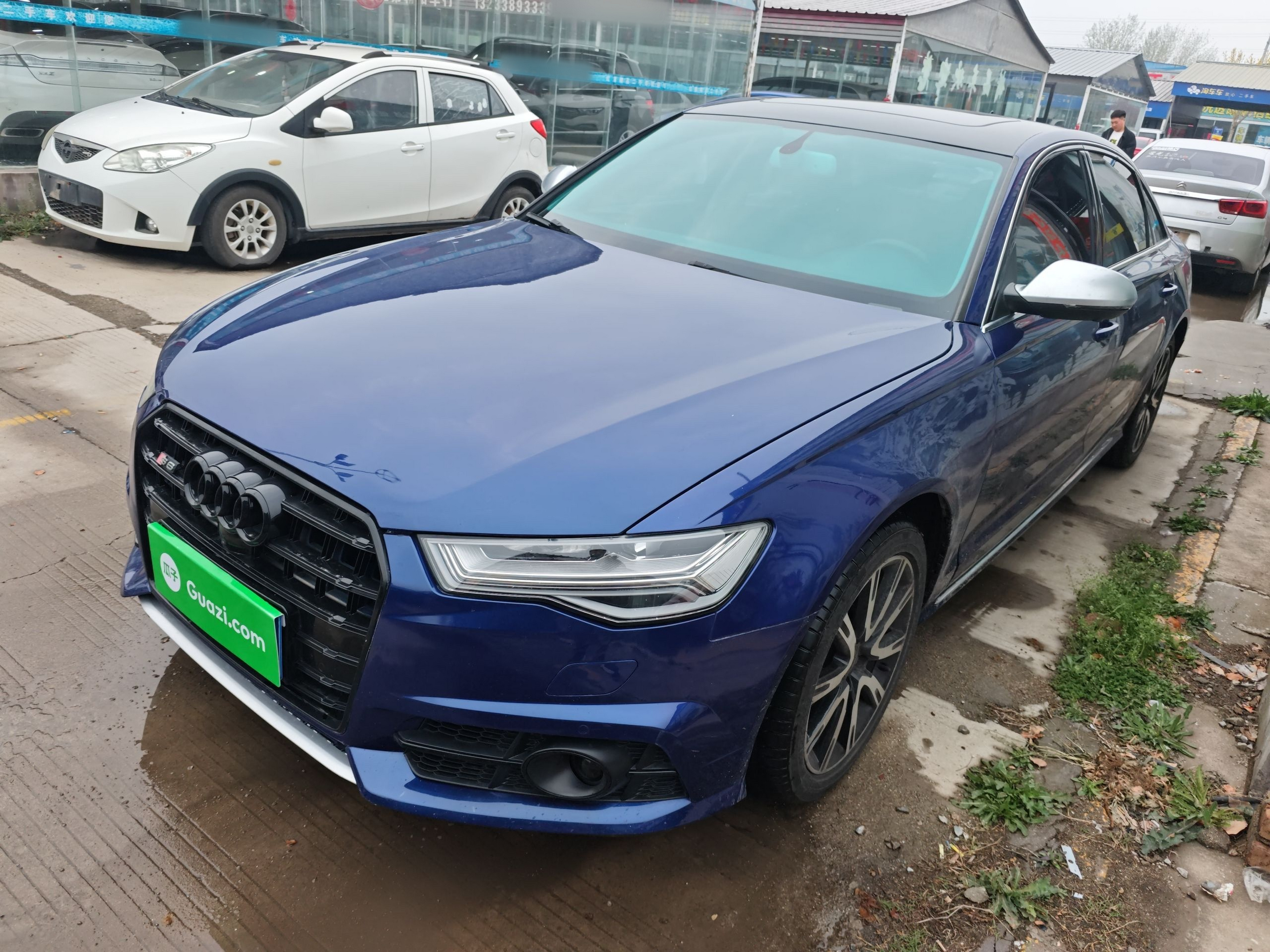 تحت مقدمة السيارة