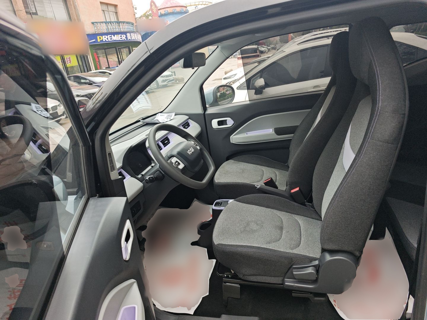 المقاعد الأمامية داخل السيارة