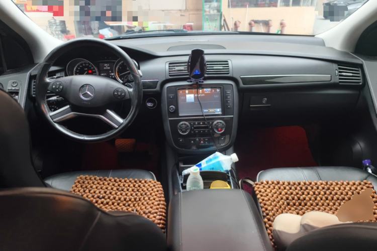 Used Mercedes-Benz R-Class 2017 R 320 4MATIC Business Edition Prestige Model Center Console