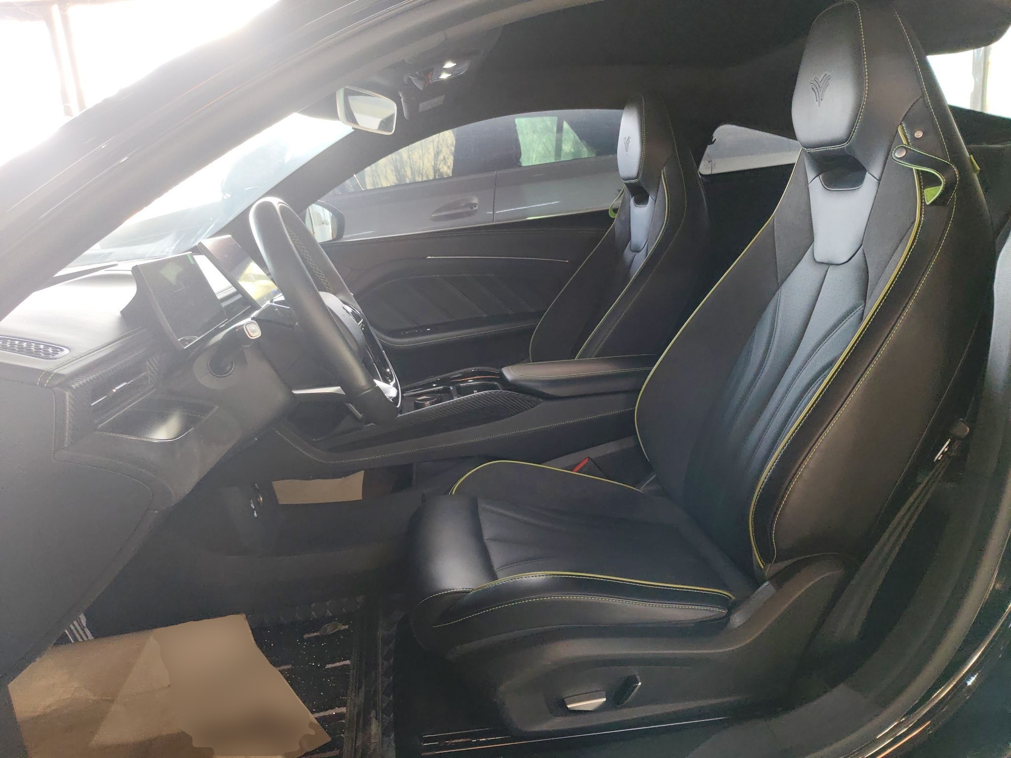 المقاعد الأمامية داخل السيارة