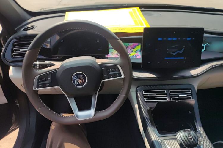 Used BYD Qin PLUS 2024 HONOR Edition DM-i 55KM Leading Model Center Console