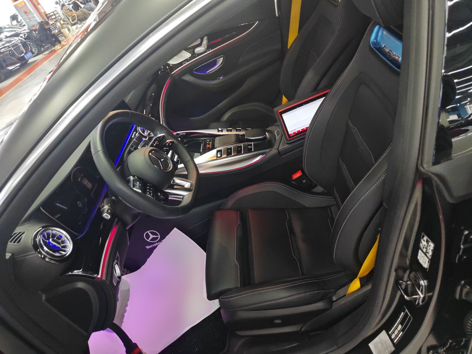 المقاعد الأمامية داخل السيارة