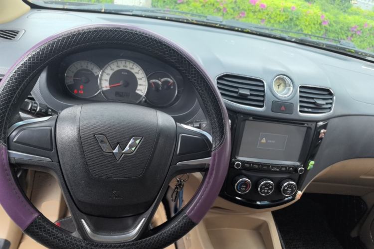 Used Wuling Hongguang 2014 1.5L S Comfort Model Center Console