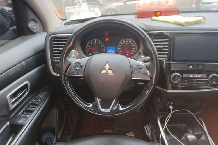 Used Mitsubishi Outlander 2017 2.0L Two-Wheel Drive Glory Edition 5 Seats Steering Wheel