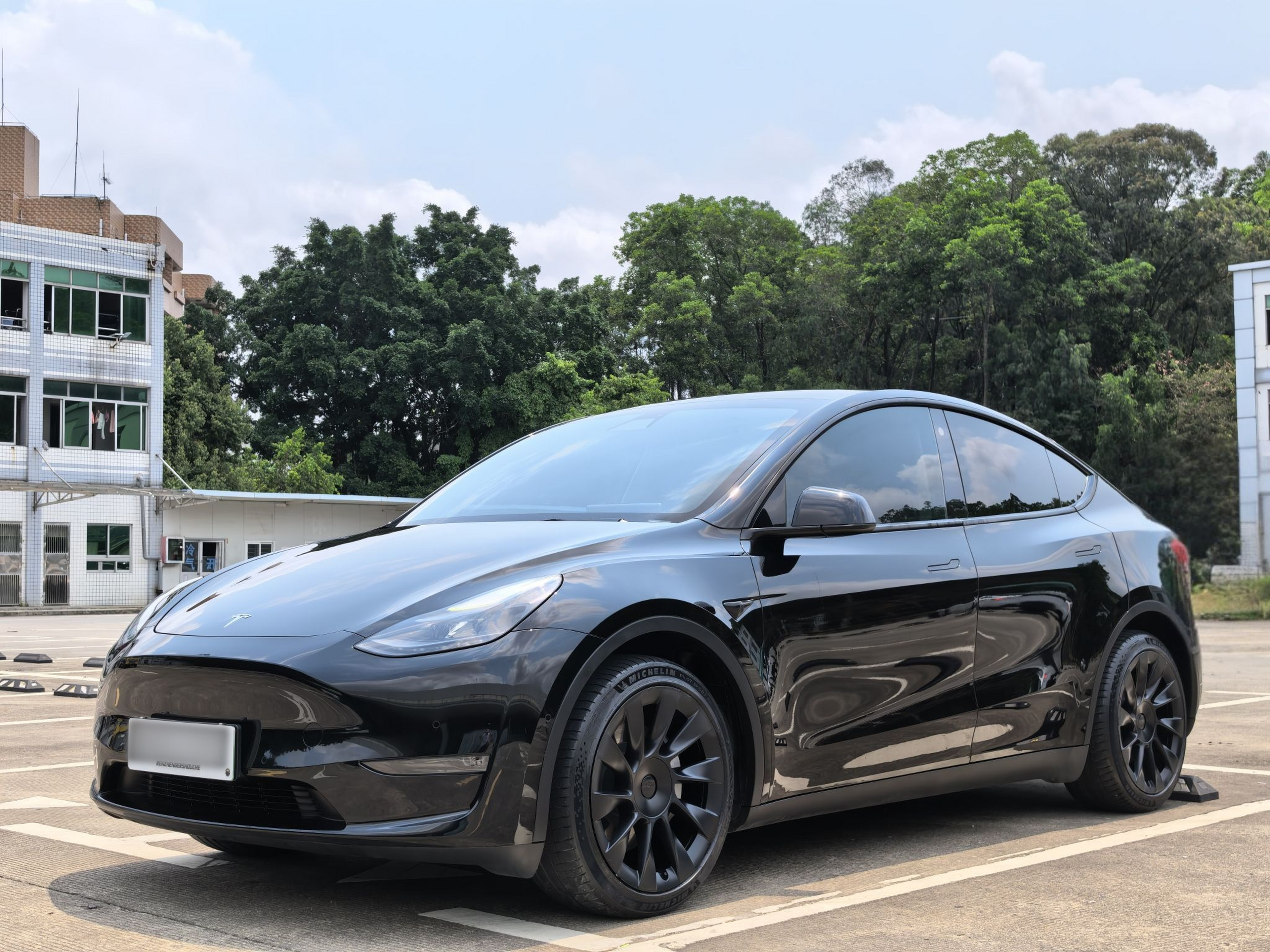 Под передней частью автомобиля