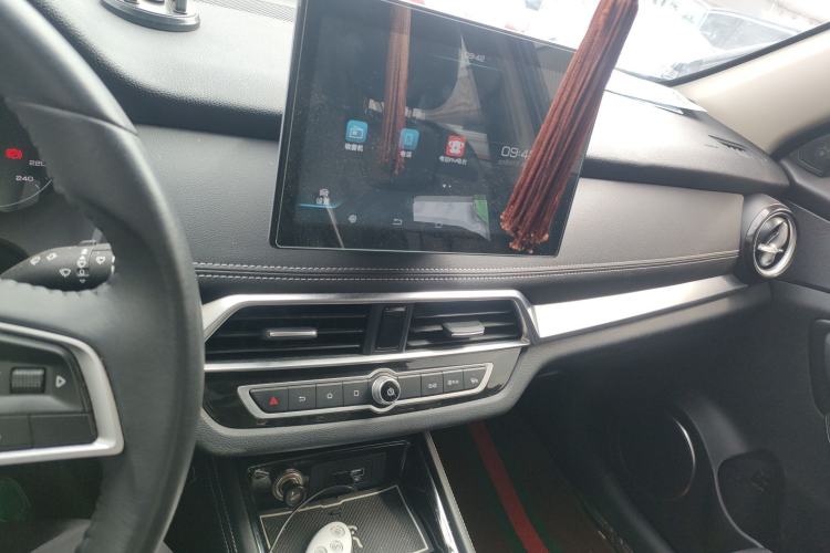 Used BYD Song 2020 Classic Edition 1.5T Automatic Elite Model Center Console