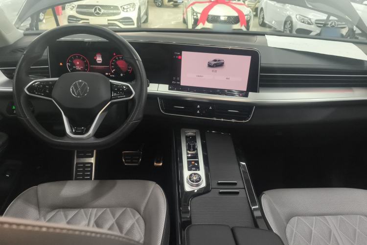 Used Volkswagen Tavendor 2024 380TSI All-Wheel-Drive R-Line Cruise Premium Edition Center Console