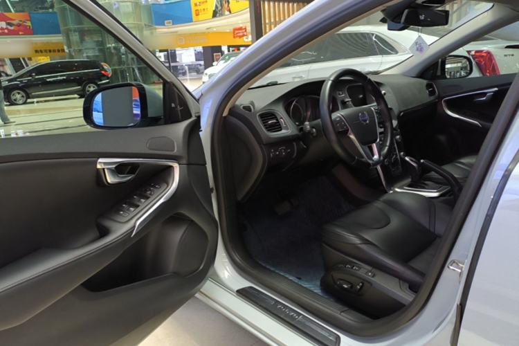 Used Volvo V40 2014 2.0T Zhiya Edition
