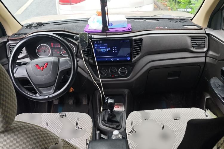 Used Wuling Hongguang V 2022 1.5L Jingqu Version Hydraulic Power Steering LAR Center Console