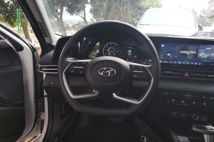 Used Hyundai Elantra 2022 1.5L CVT LUX Prestige Edition Steering Wheel