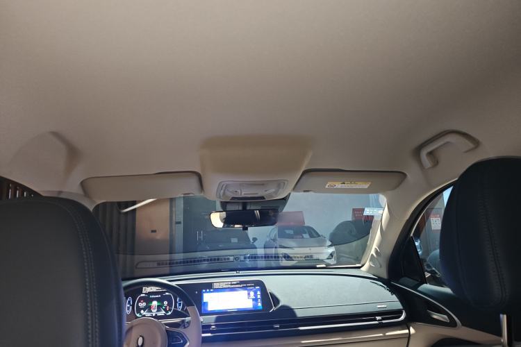 Used ORA Good Cat 2023 401 km Standard Range Luxury Version Lithium Iron Phosphate
