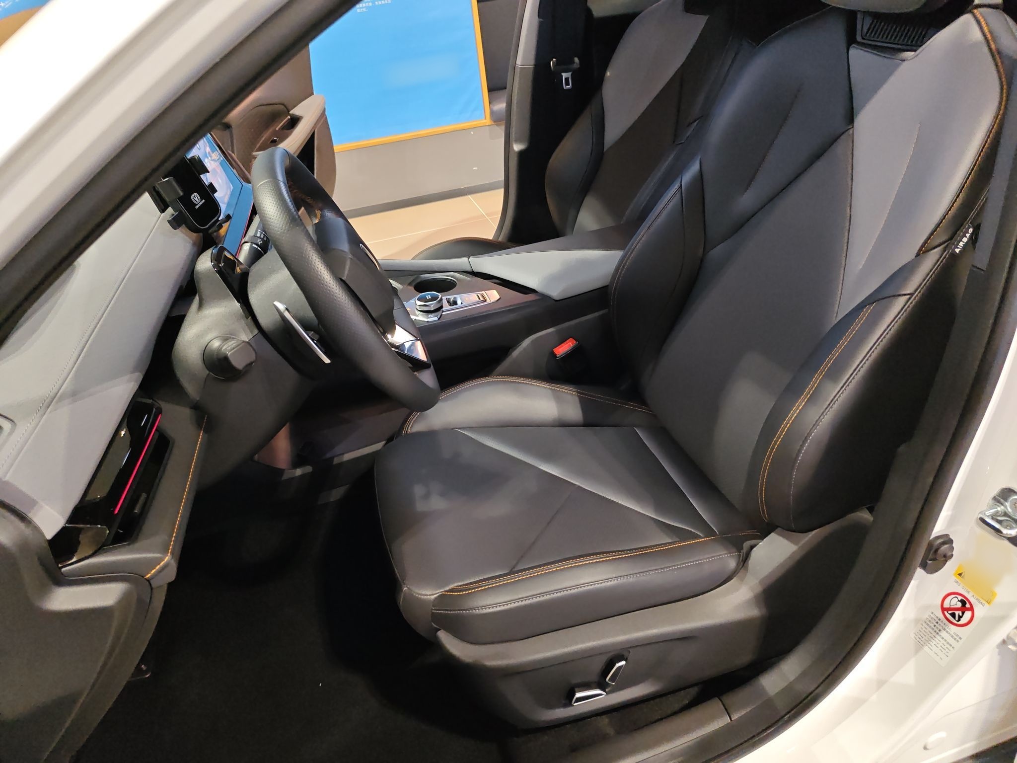 Переднее сиденье в автомобиле