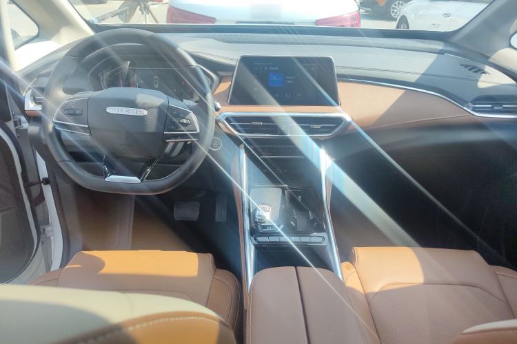 Used SAIC MAXUS G50 2024 Facelift PLUS 1.5T Happiness-Recommended Automatic Start-Up Version Center Console