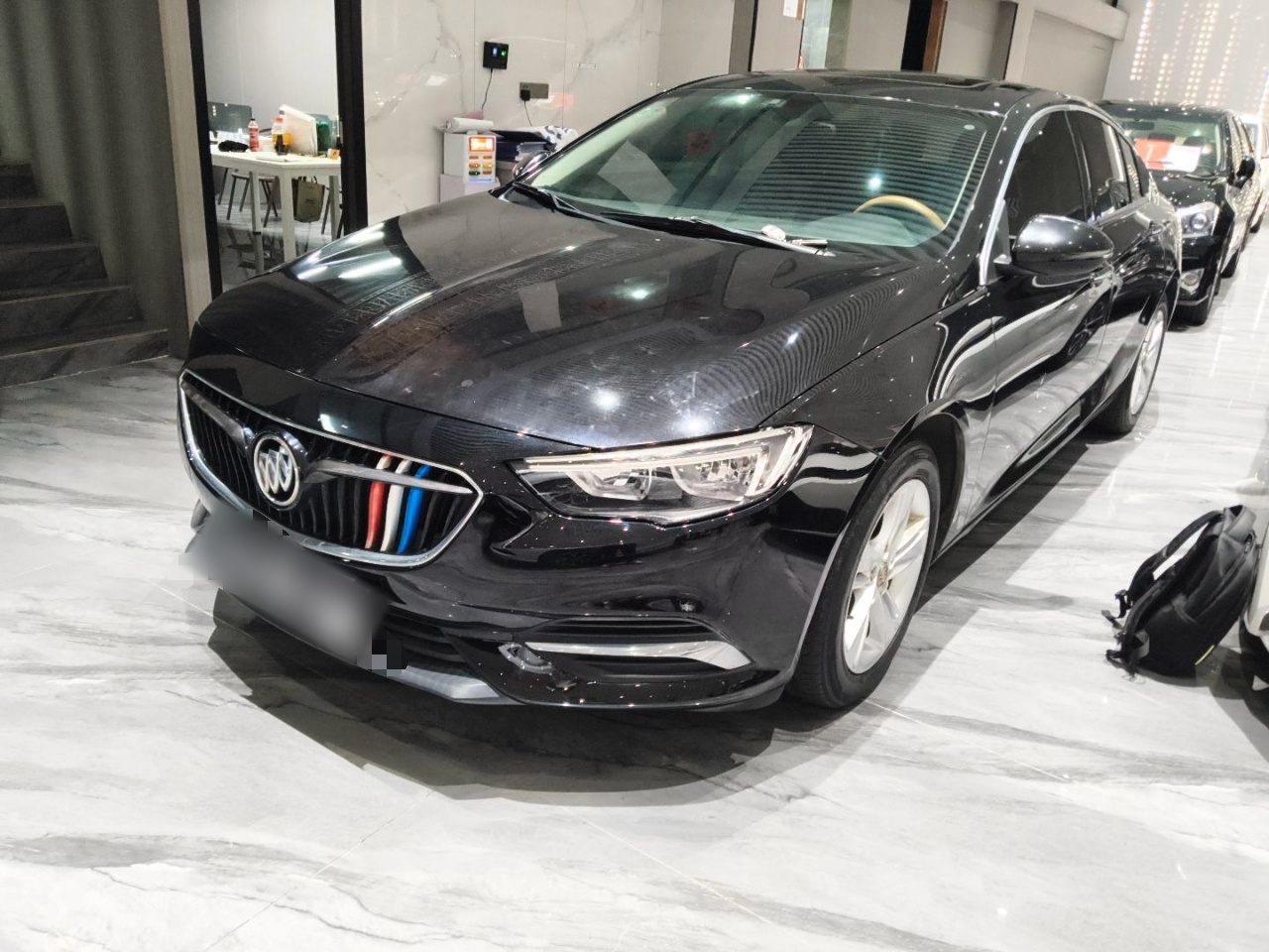 تحت مقدمة السيارة