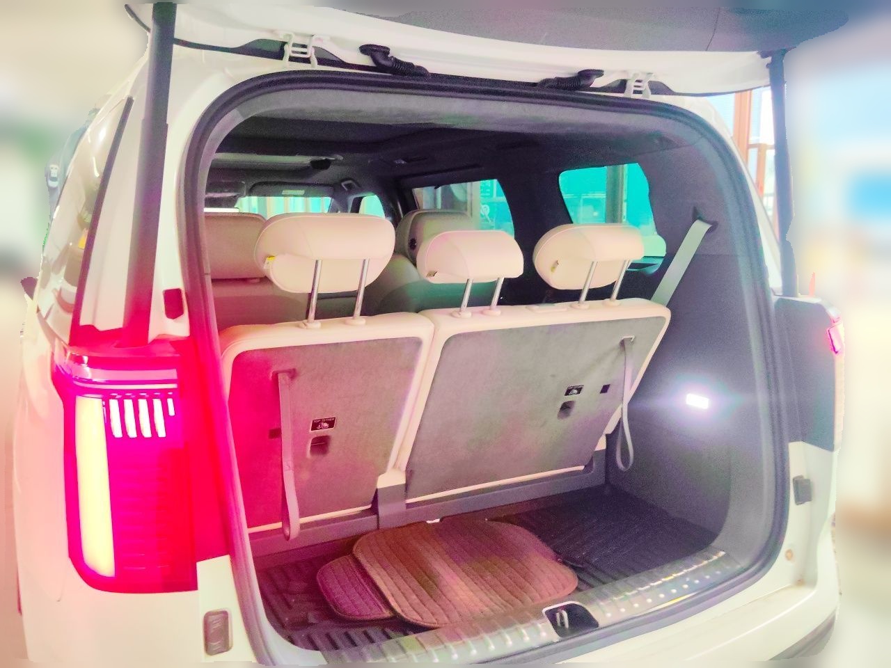 Zeekr 009 2024 7-Seater Walk-Through Version Four-Wheel Drive 108 kWh — снимка 19