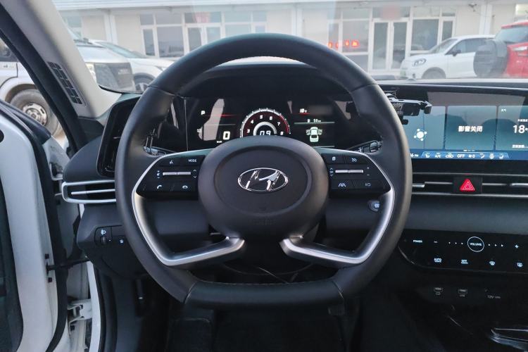 Used Hyundai Elantra 2022 1.5L CVT LUX Prestige Edition
