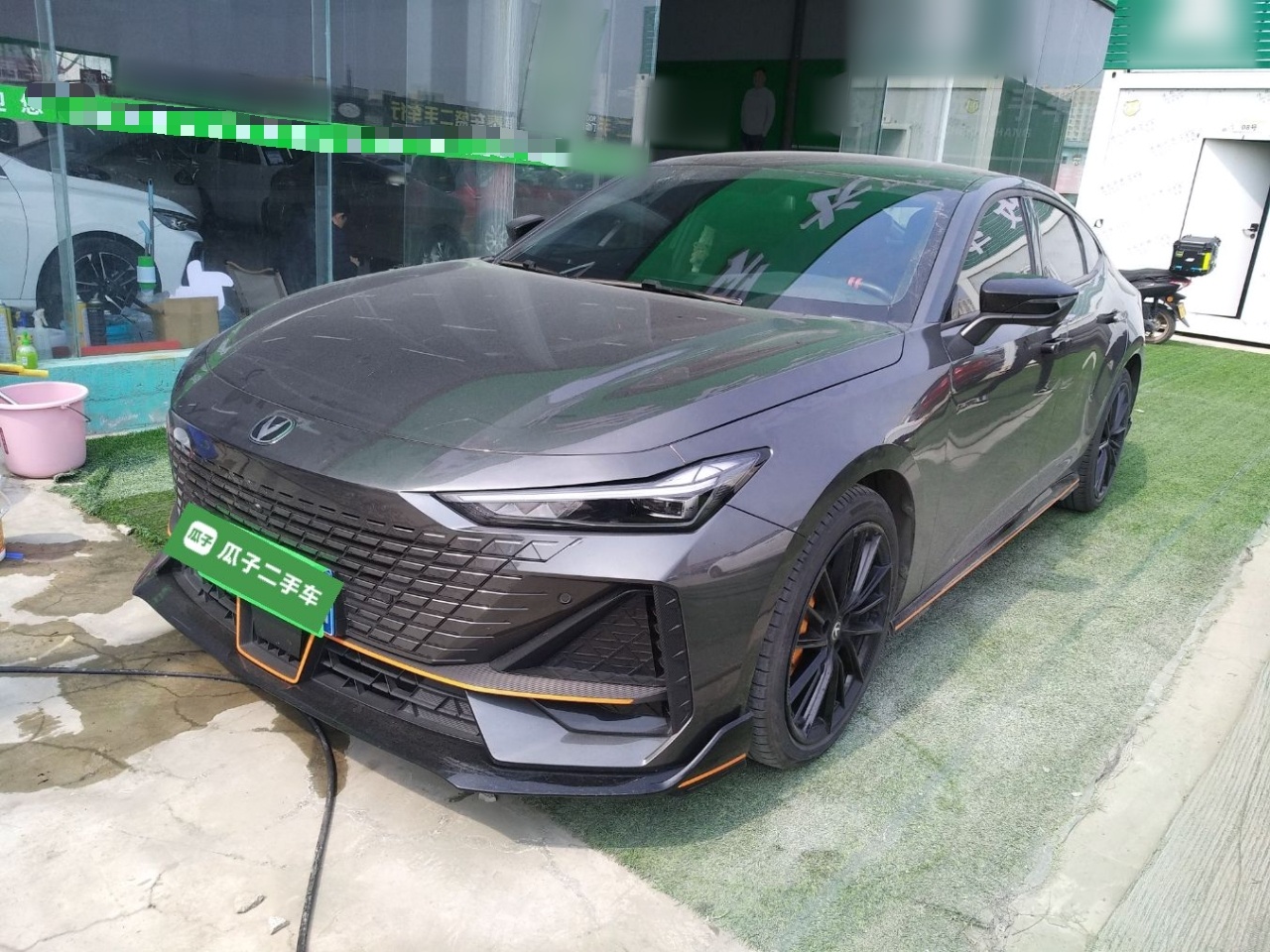 Под передней частью автомобиля