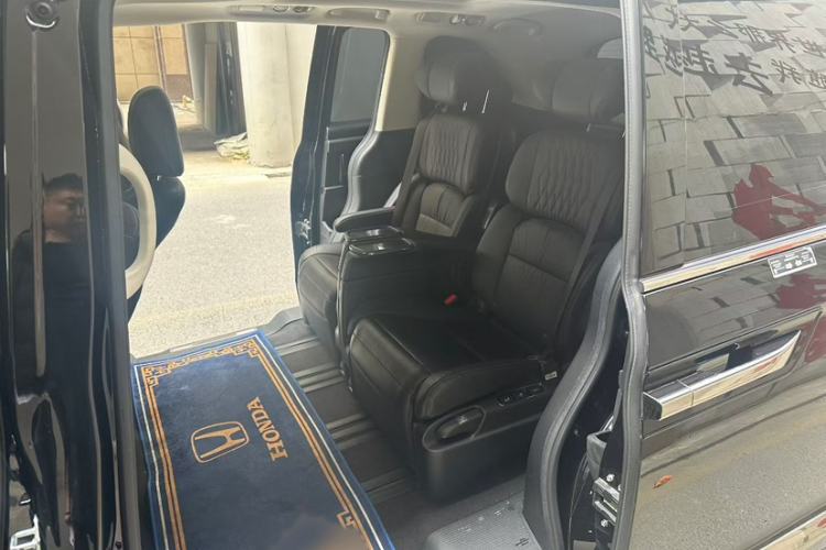 Used Honda Elysion 2022 2.0L eHEV Luxury Edition Interior 4