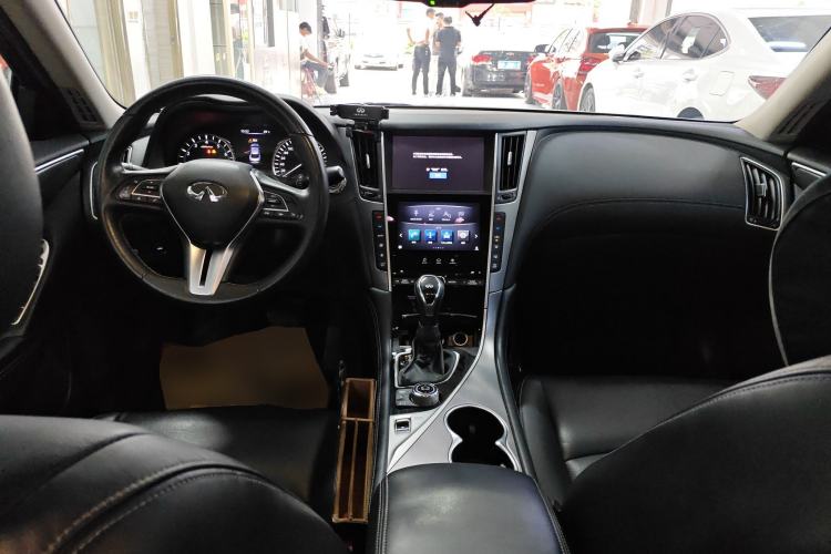 Used Infiniti Q50L 2018 2.0T Enjoyment Version China V Standard Center Console